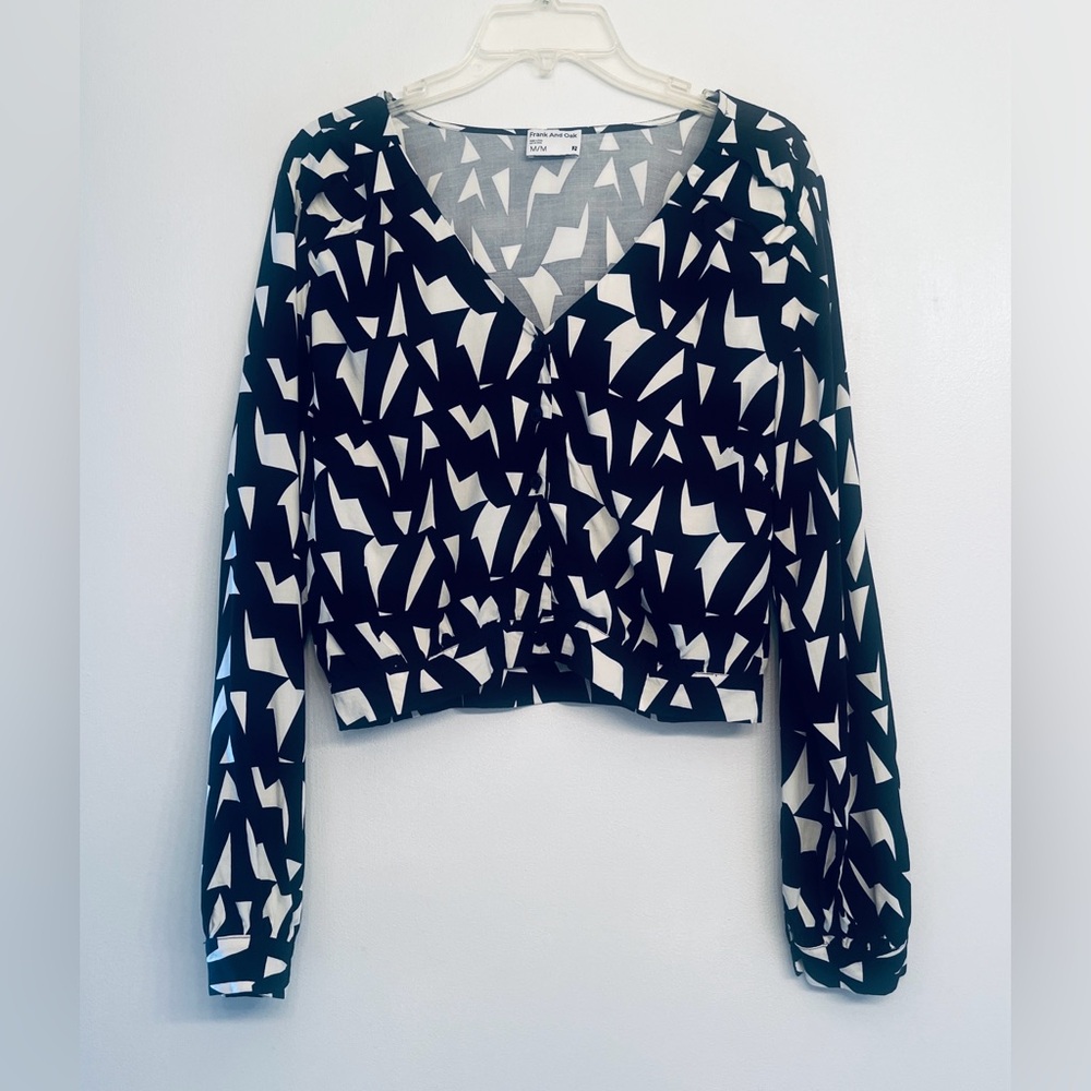 Frank and Oak Black and White Graphic Crop Blouse size M. New without tags. 🔥